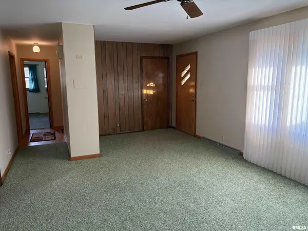 160 Half Moon ST, Lincoln, IL 62656