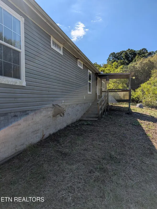 813 Hide A Way Rd, Dandridge, TN 37725
