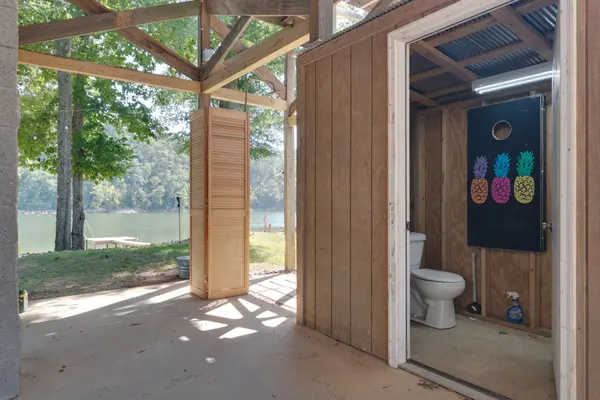 752 Pevahouse Camp Ln, Decaturville, TN 38329
