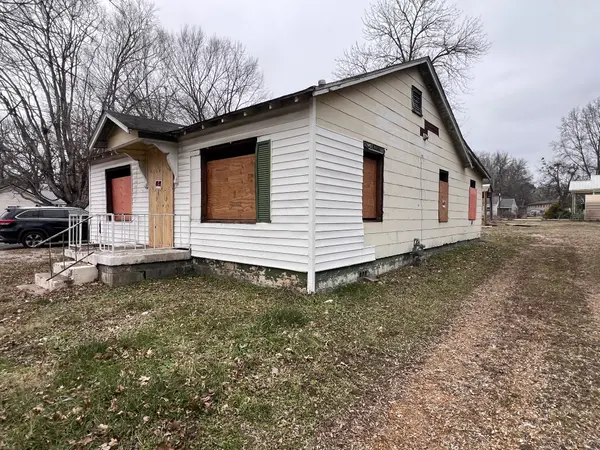818 Curtis St, Paris, TN 38242