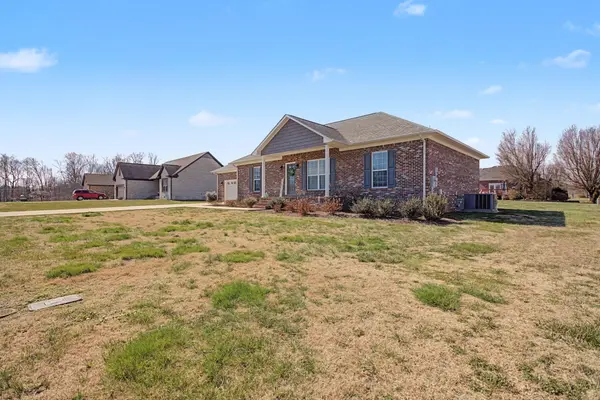 1702 Gordon Ln, Lawrenceburg, TN 38464