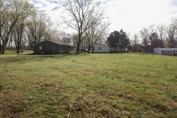 952 N Broadway, Portland, TN 37148