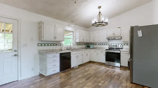 1000 Twin Oaks Dr, White Bluff, TN 37187