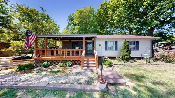 1000 Twin Oaks Dr, White Bluff, TN 37187