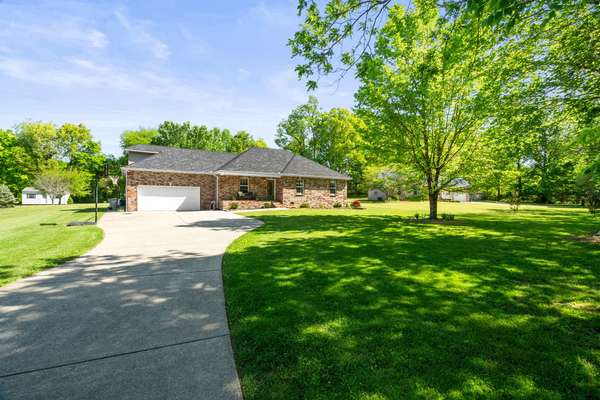 1011 Adam Ct, Cottontown, TN 37048