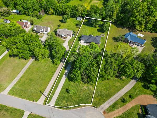 1011 Adam Ct, Cottontown, TN 37048