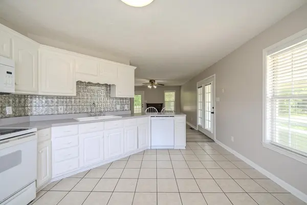 220 LINDEN LN, Adamsville, TN 38310