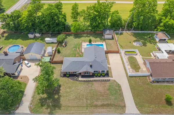 804 Redwood Cir, Columbia, TN 38401