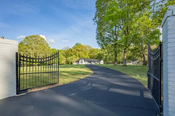 26 Oakwood Ave, Summertown, TN 38483