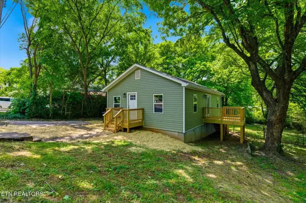 505 W College St, Athens, TN 37303