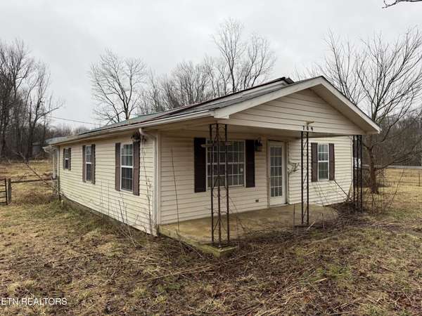 709 Hanging Limb Hwy, Crawford, TN 38554