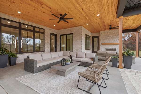 116 Bradley Ln, Cottontown, TN 37048