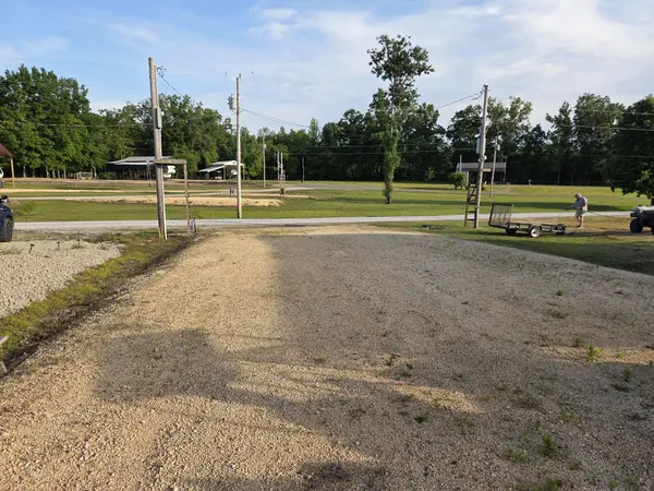 1039 River Front Dr, Clifton, TN 38425