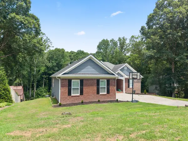 6471 Ivy Springs Dr, Flowery Branch, GA 30542