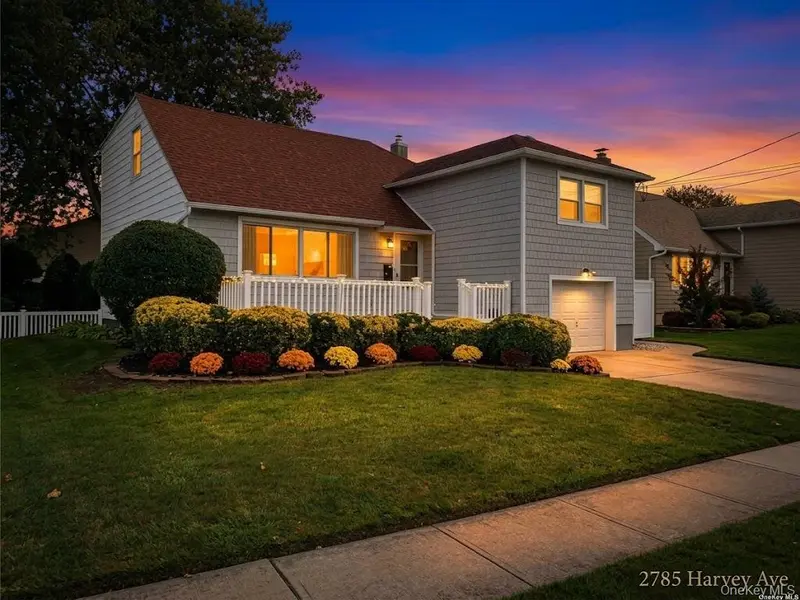 240 Lincoln AVE, Island Park, NY 11558
