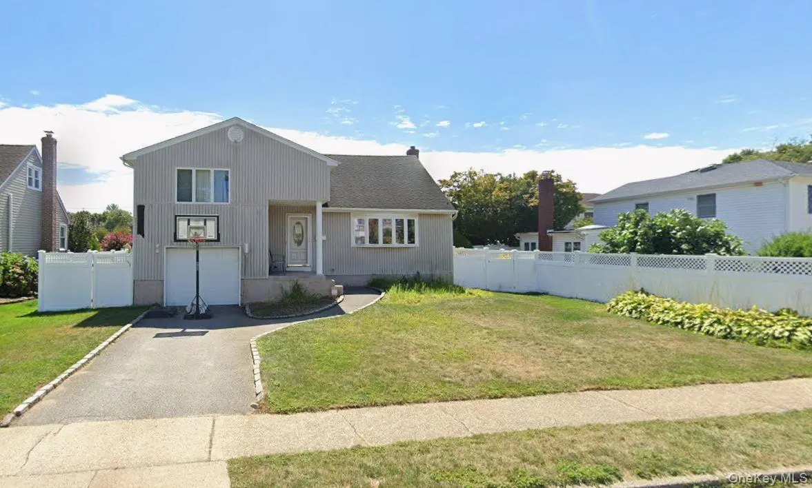 330 N Hickory ST, Massapequa, NY 11758