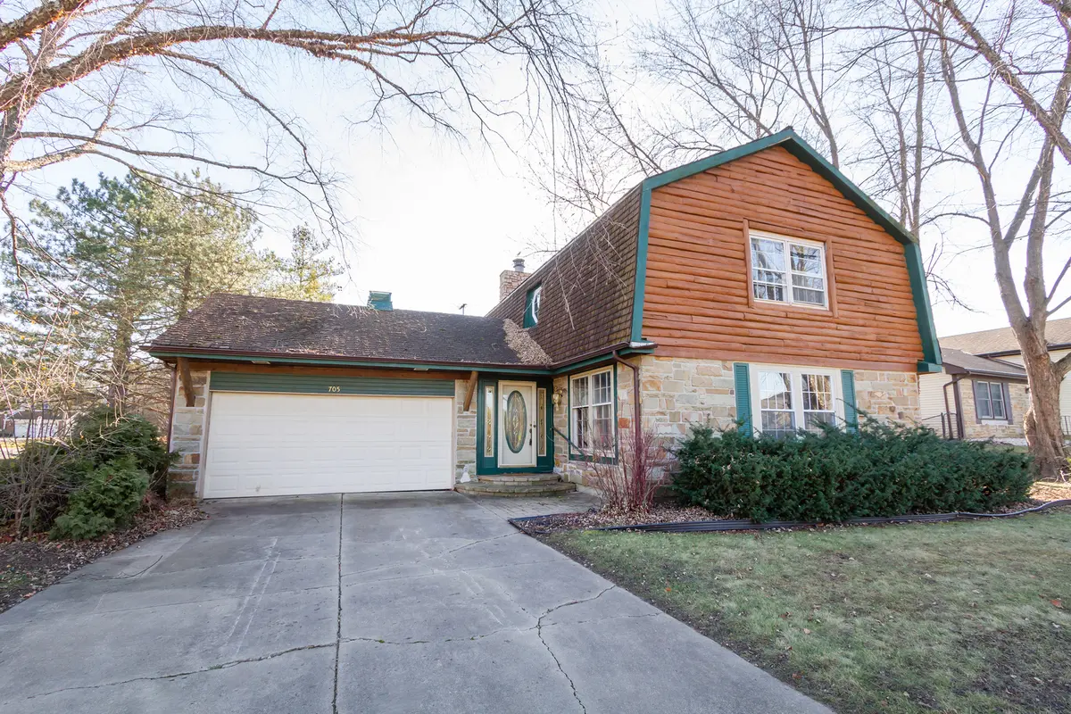 705 Chestnut CT, Algonquin, IL 60102