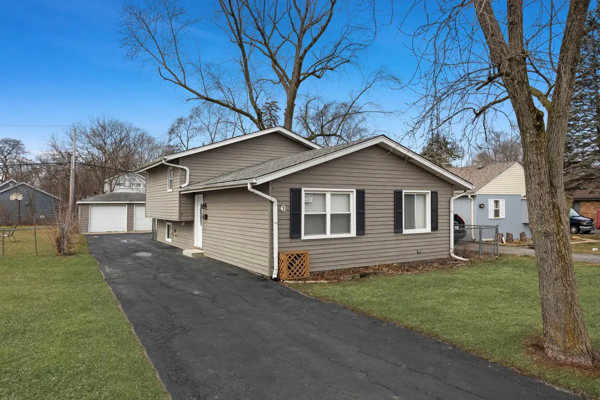 6 N Campbell AVE, Glenwood, IL 60425