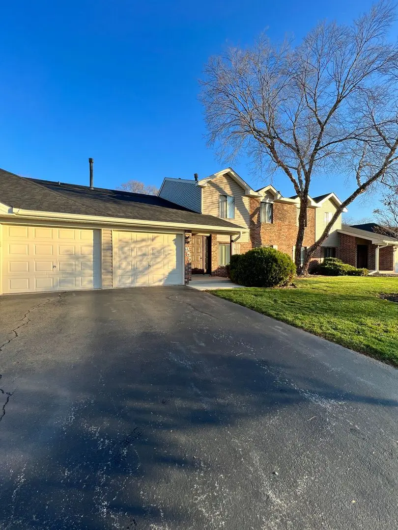950 Cross Creek DR N #AA1, Roselle, IL 60172