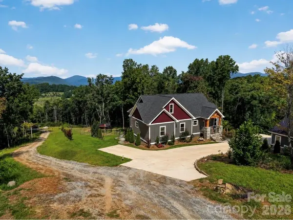 72 Jacks Paw LN, Hendersonville, NC 28792