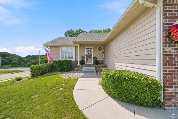 732 Fossilridge CIR, Manhattan, KS 66503
