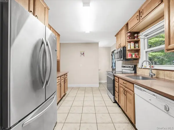 23 Hren AVE, Huntington, NY 11743