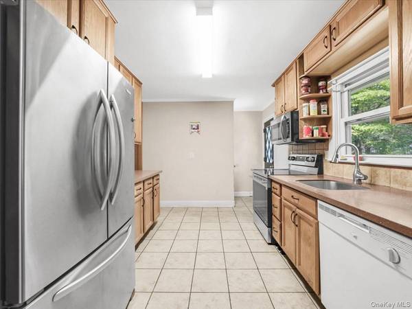 23 Hren AVE, Huntington, NY 11743