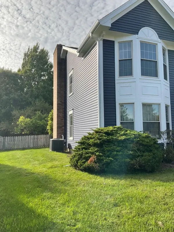 1422 Red Oak LN, Rockford, IL 61107