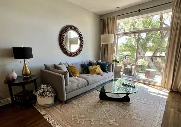 2409 W Catalpa AVE #303, Chicago, IL 60625
