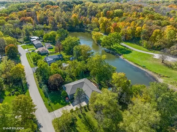 1270 Winaki TRL, Algonquin, IL 60102