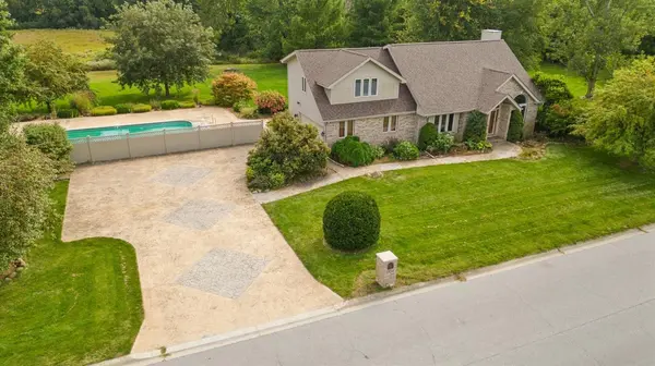 1704 Meadowglen DR, Valparaiso, IN 46383