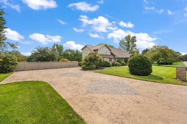 1704 Meadowglen DR, Valparaiso, IN 46383