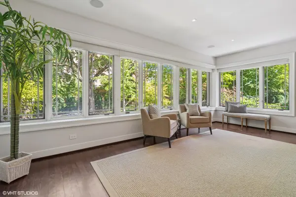 819 W Castlewood TER, Chicago, IL 60640