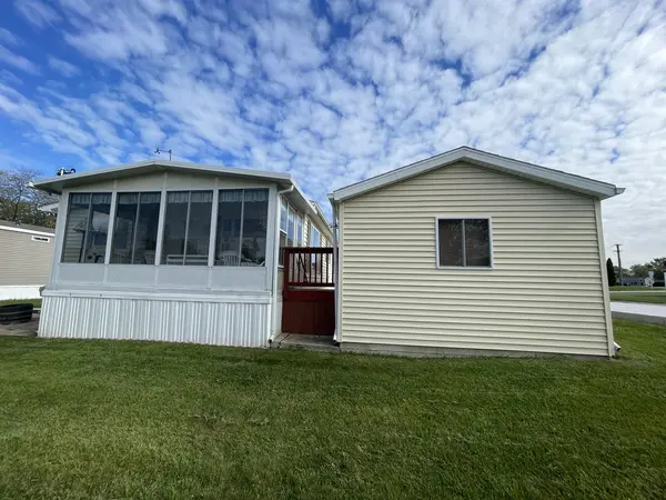5 Swan LN, Beecher, IL 60401