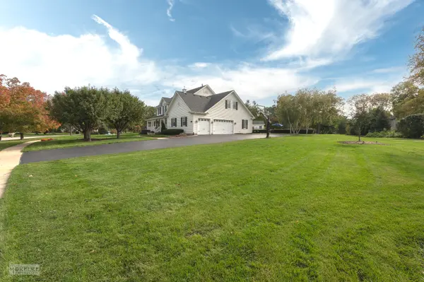 48 N Royal Oaks DR, Bristol, IL 60512