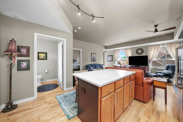 4350 N Broadway ST #410, Chicago, IL 60613