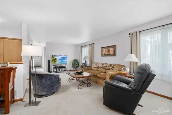 88 Silver TRL, North Aurora, IL 60542