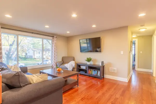 130 STANDISH LN, Schaumburg, IL 60193