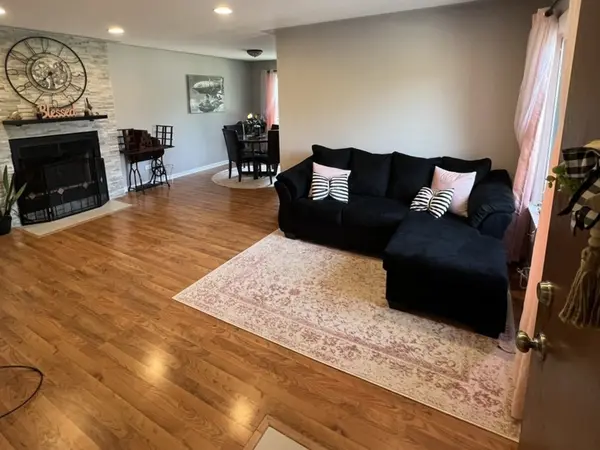 1230 Chalet RD #204, Naperville, IL 60563