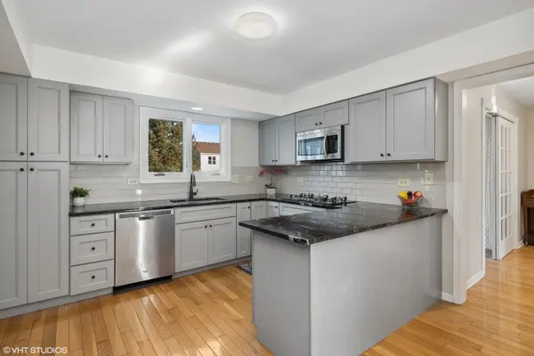 1316 REGENT DR, Mundelein, IL 60060