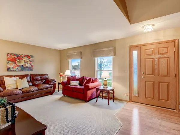 2331 N Old Pond LN, Round Lake Beach, IL 60073