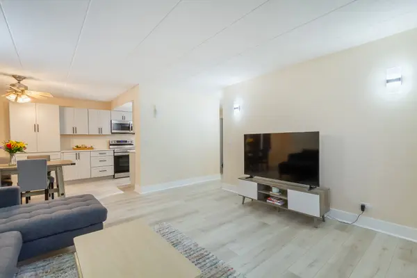 1 Renaissance PL #101, Palatine, IL 60067