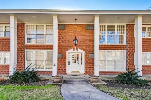 1777 Dewes ST #E, Glenview, IL 60025