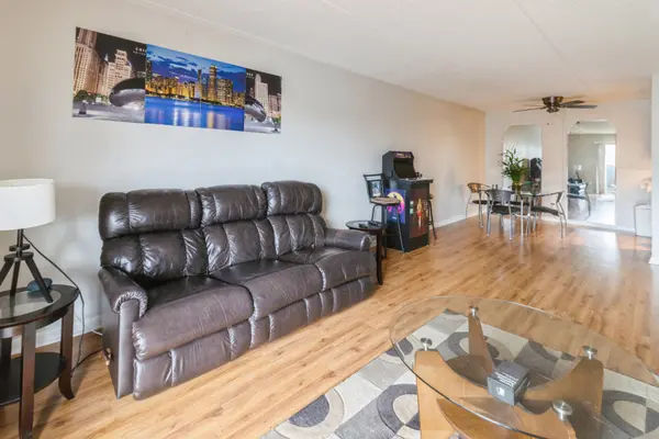 8025 Woodglen LN #310, Downers Grove, IL 60516