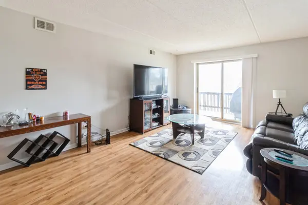 8025 Woodglen LN #310, Downers Grove, IL 60516