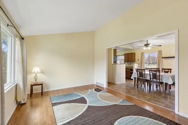 12 Quail Run, Lake In The Hills, IL 60156