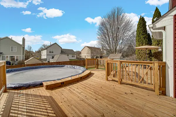 1043 N Lancaster CIR, South Elgin, IL 60177
