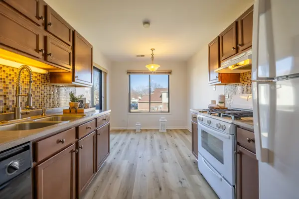 886 E COACH RD #2, Palatine, IL 60074