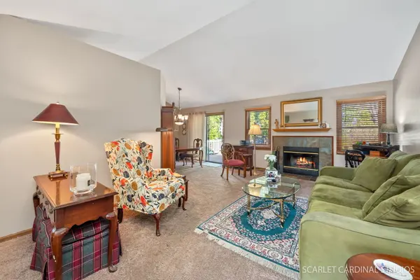 226 Mistwood LN, North Aurora, IL 60542