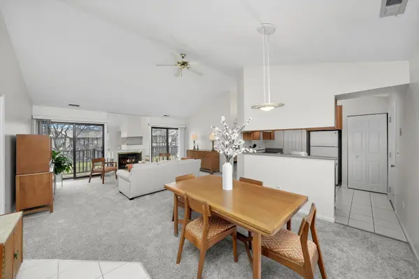 373 Sandhurst CIR #3, Glen Ellyn, IL 60137